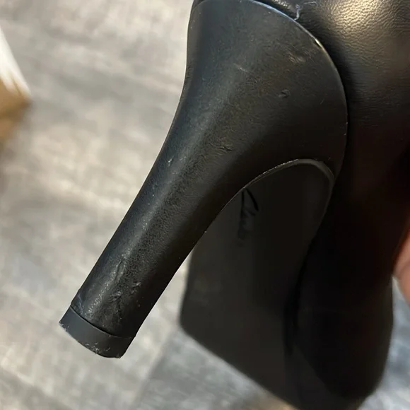 Clark’s “Adriel Viola” black leather heels size 6 - Picture 6 of 7